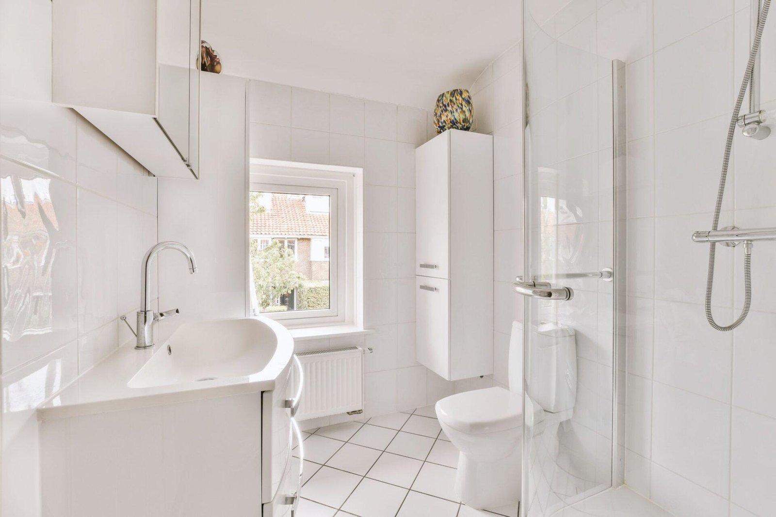 Spotless modern apartment bathroom sanitized by ELcleaning LLC Manhattan.
