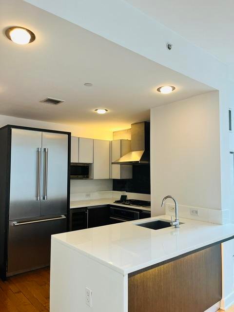 Luxury kitchen cleaned by Elcleaning at 247 west 46 st